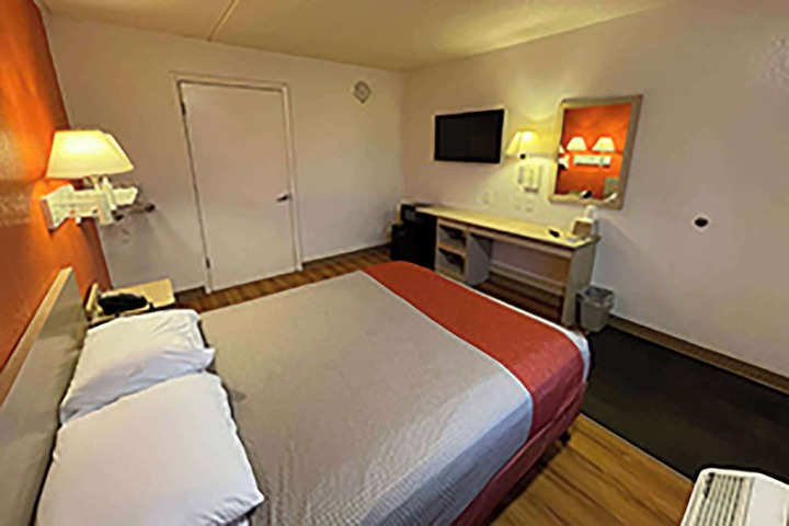 1 Queen Bed (8 of 12)