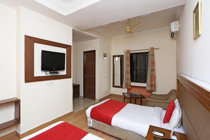 Room 5 of 12