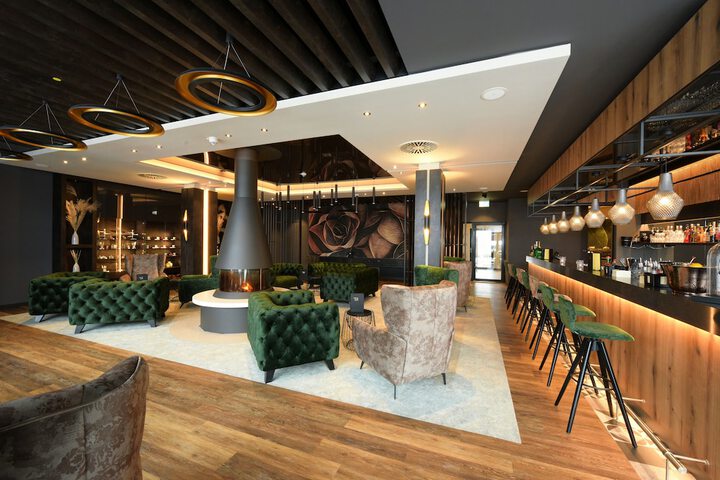 Lounge 78 of 82