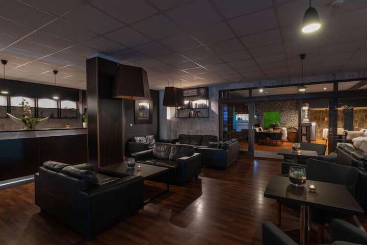 Lounge 50 of 52