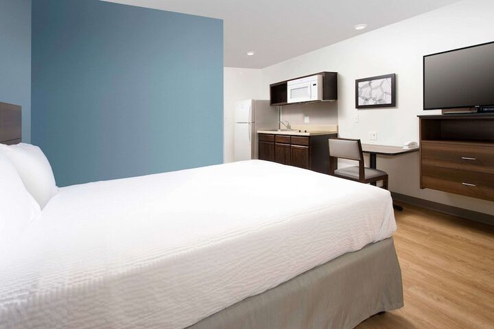 1 Queen Bed (2 of 19)