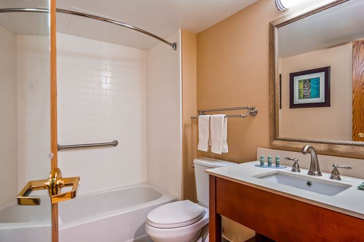 1 King Accessible Comms Assist Bathtub Microwave, Refrigerator Sofa Bed Full Breakfast (14 of 19)