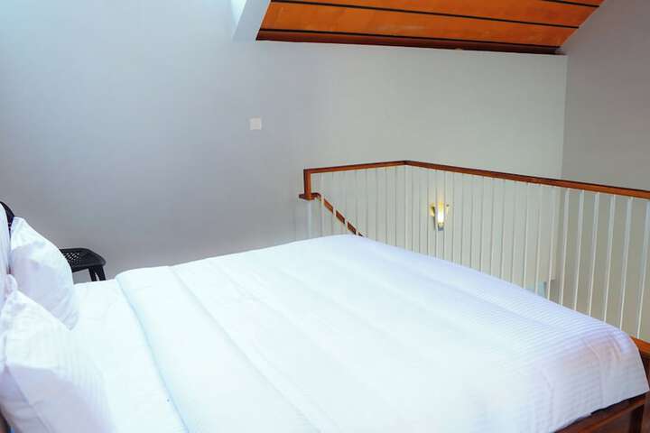 Room 23 of 77