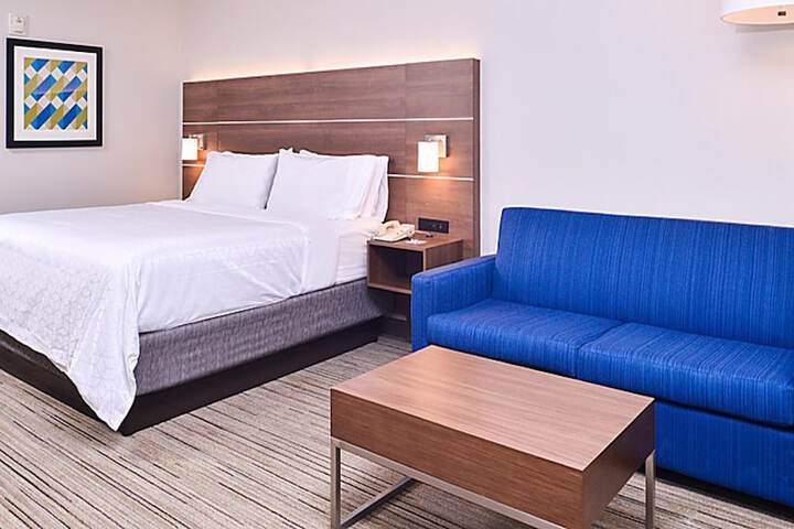 Standard | King Bed (1 of 16)