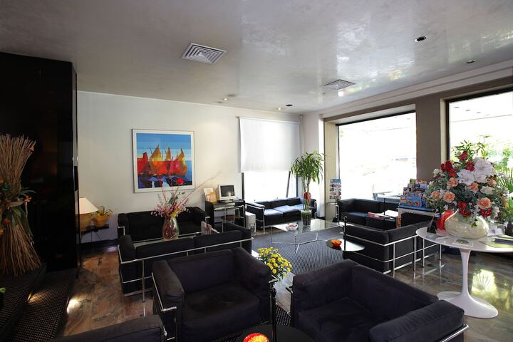 Lobby lounge