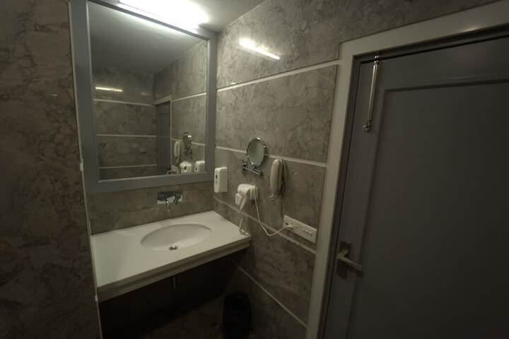 Room 33 of 68