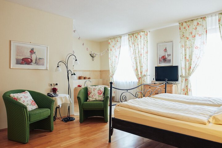 Room 3 of 98