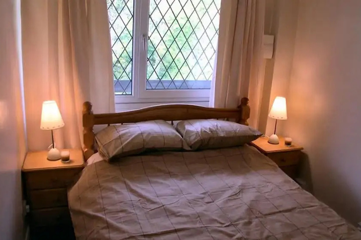 Room 2 of 10