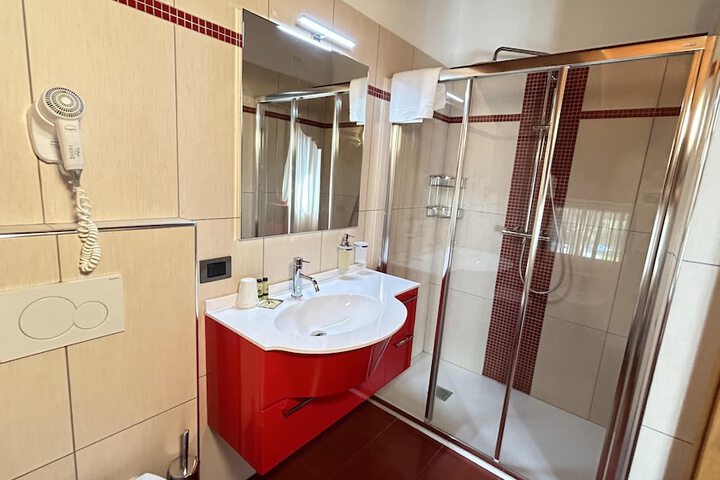 Room 12 of 18