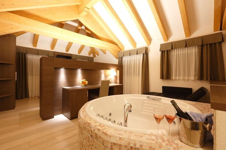 Hot Tub 27 of 57