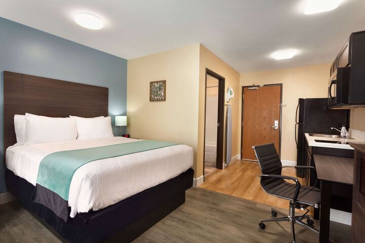 1 Queen Bed (3 of 26)