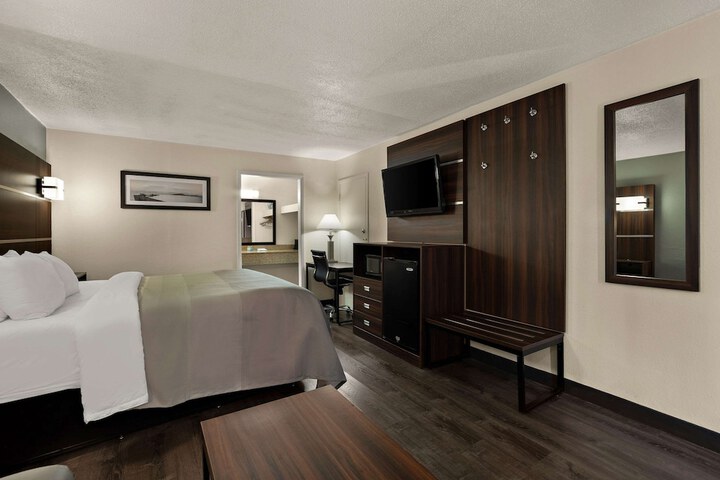 1 King Bed (1 of 13)