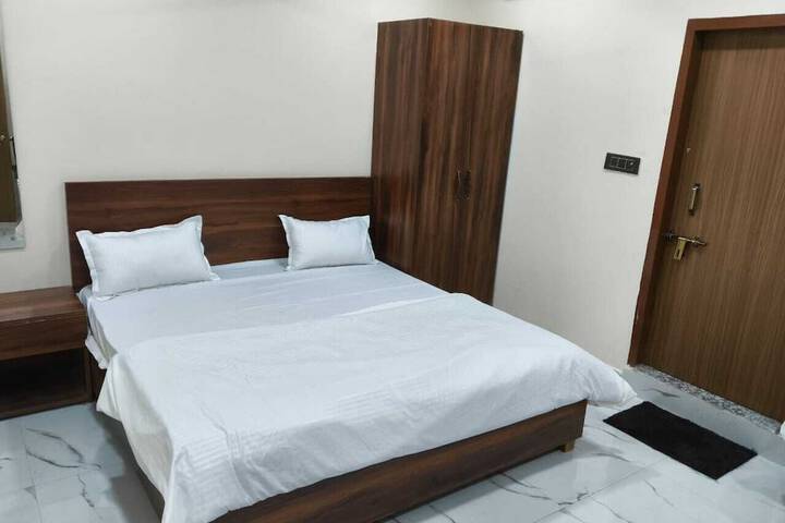 Room 5 of 18