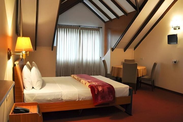 Room 7 of 16