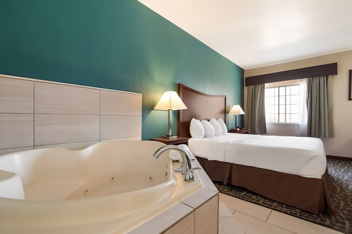 1 King Bed Bathtub Accessible (15 of 23)