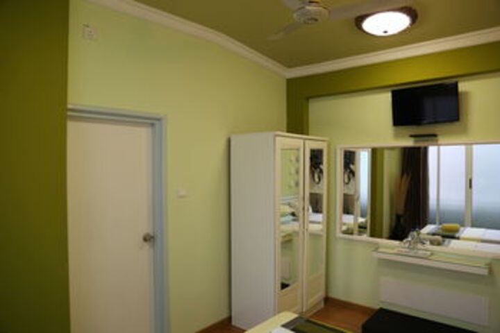 Room 13 of 33