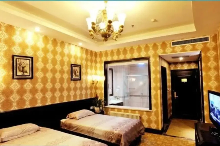 Room 4 of 9