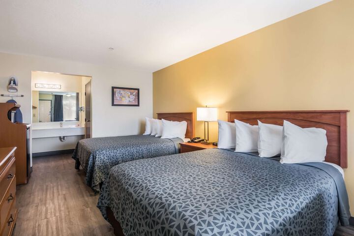 1 Queen Bed Accessible Room (3 of 4)