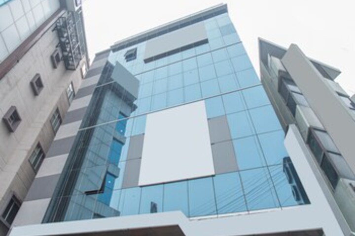 OYO 15352 Sahara Suites
