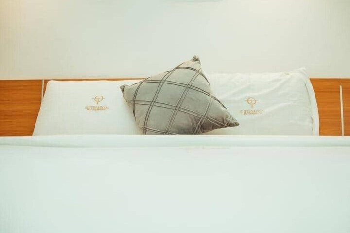Room 6 of 18