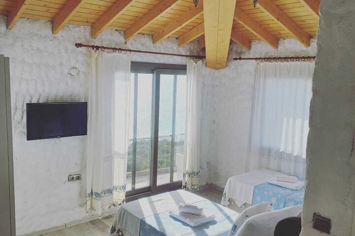 Room 6 of 32