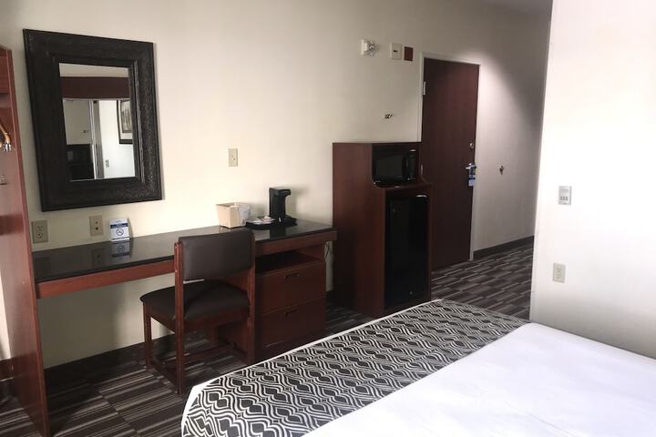 1 Queen Bed Accessible Room (23 of 54)