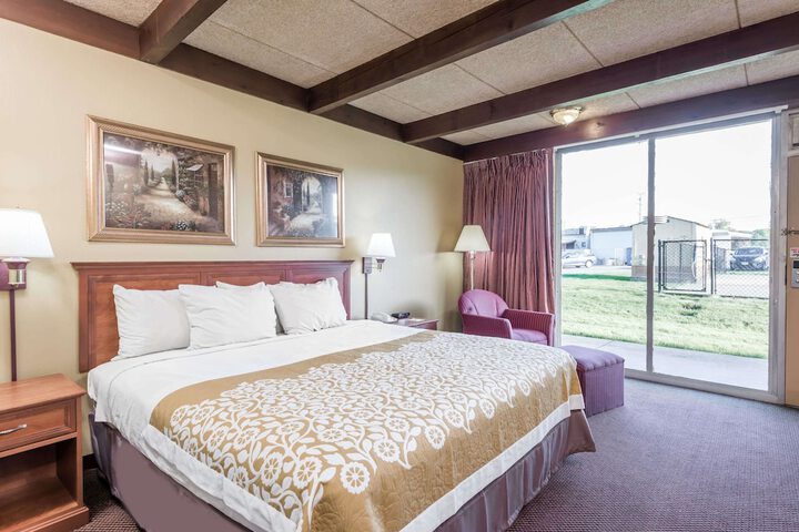 1 King Bed (5 of 6)