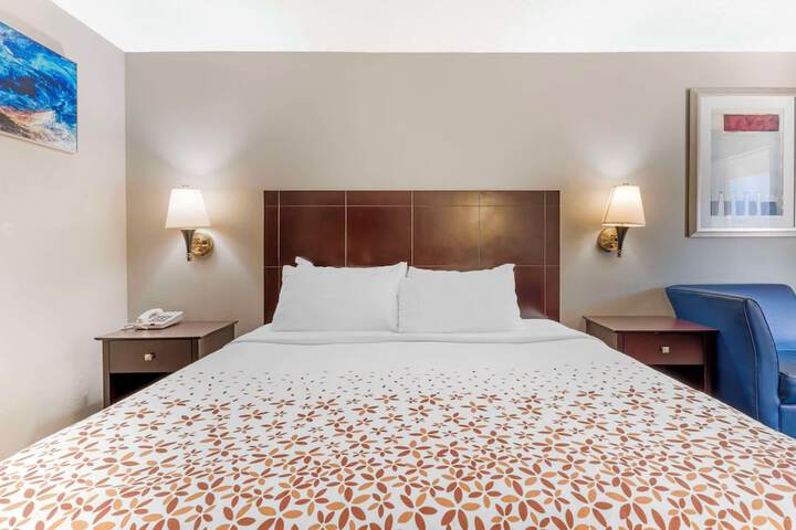 1 King Bed - Wireless High Speed Microfridge Coffee Maker Iron Hair Full Breakfast (15 of 15)