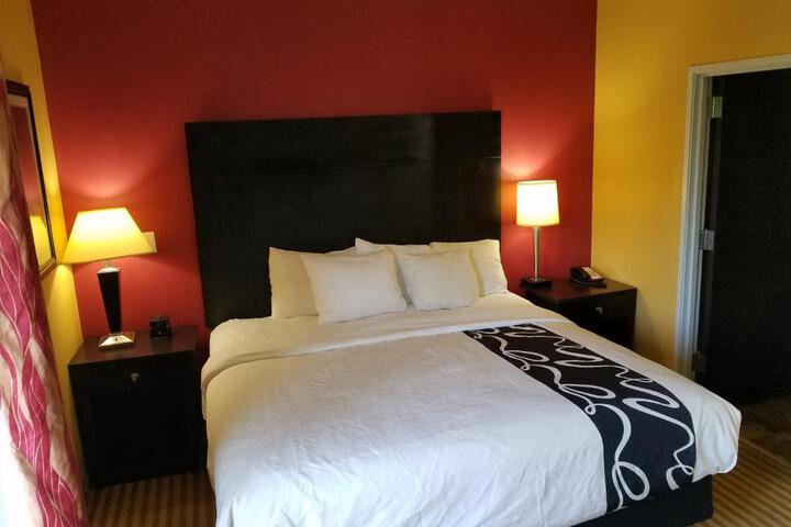 1 King Bed Efficiency (9 of 25)