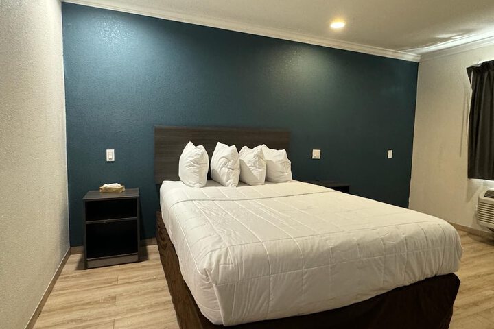 1 Queen Bed (12 of 12)