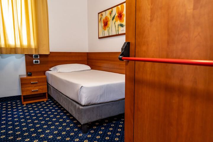 Room 6 of 28