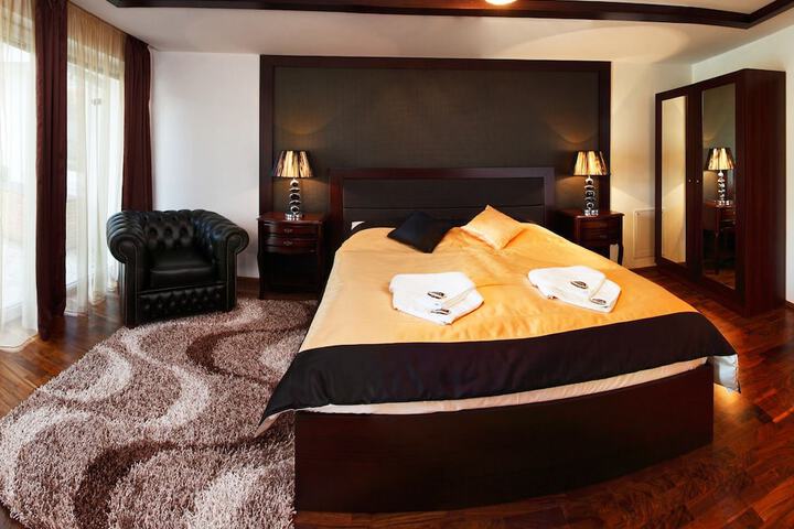 Room 4 of 53