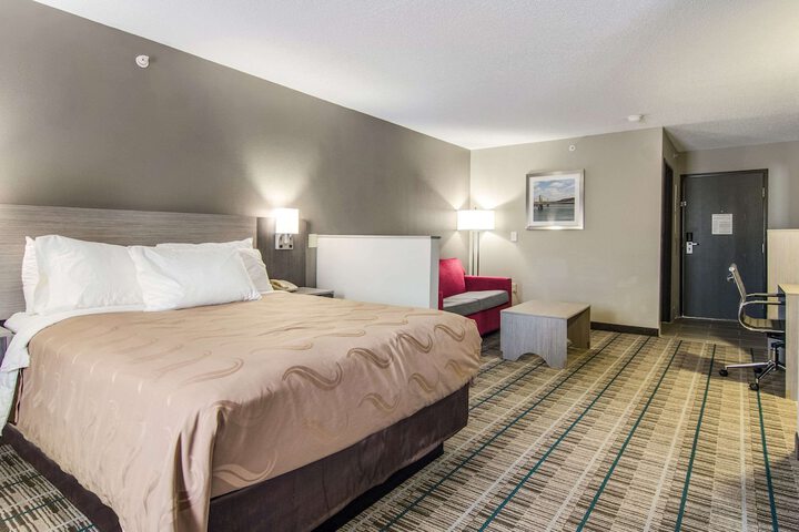 1 Queen Bed (5 of 21)