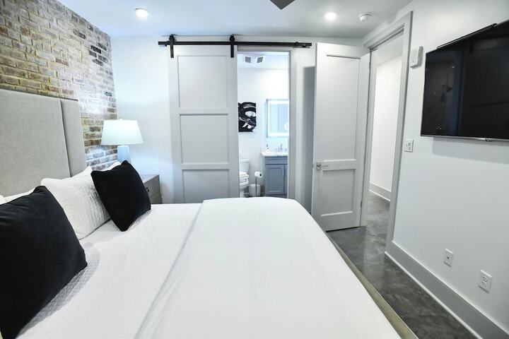 Room 6 of 371