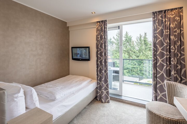 Room 16 of 38