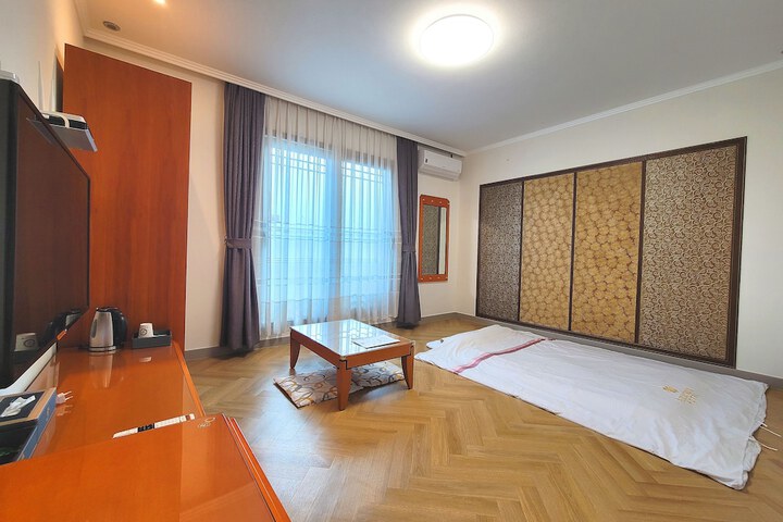 Room 6 of 31