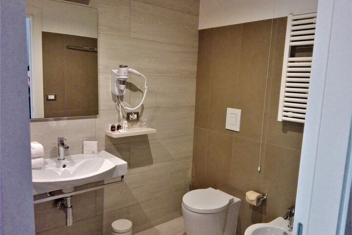 Room 13 of 30