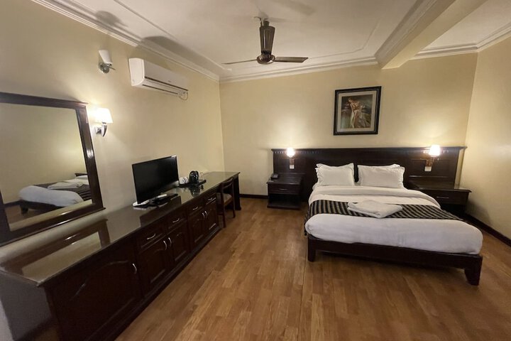Room 7 of 18