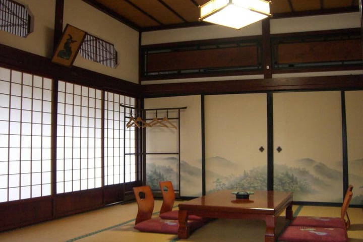 Room 8 of 50