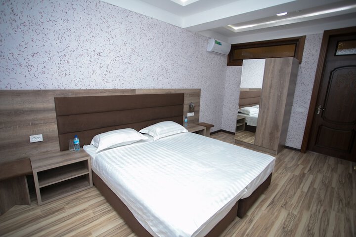Room 6 of 27