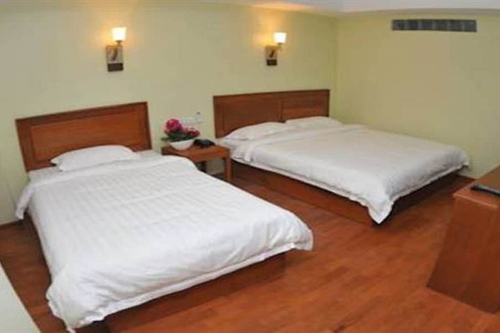 Room 9 of 32