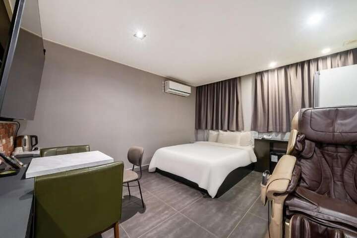 Room 14 of 17