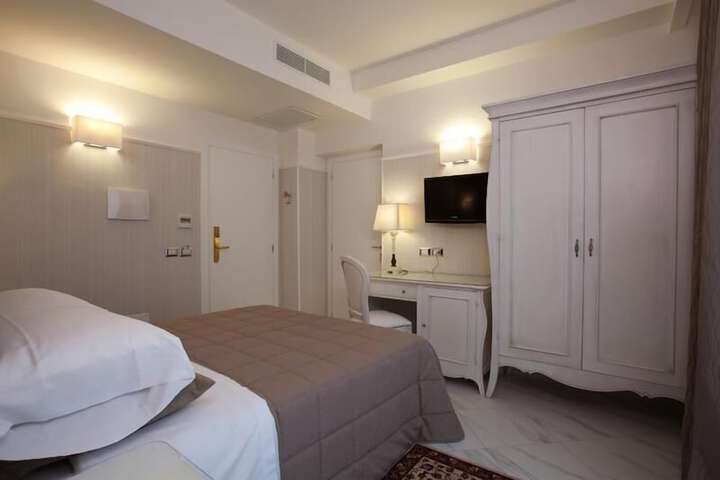Room 15 of 60