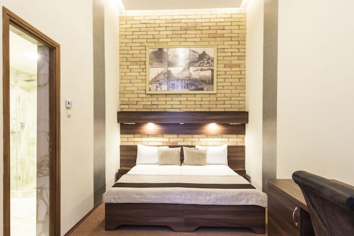 Room 10 of 38
