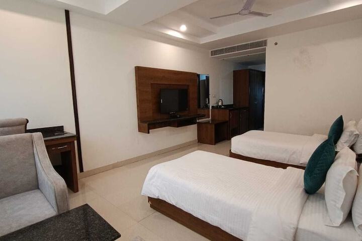 Room 5 of 12
