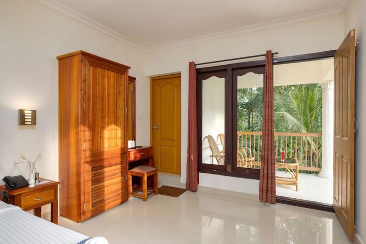 Room 5 of 18