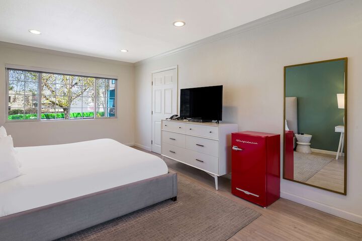 1 King Bed (4 of 8)