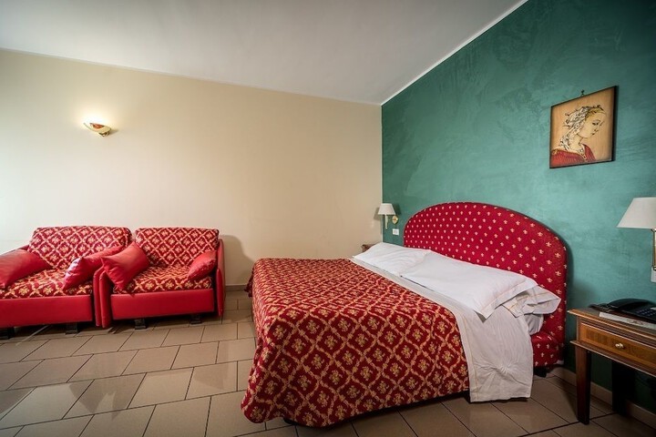 Room 14 of 80