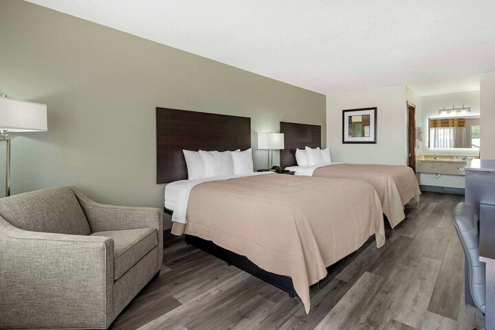 2 Queen Beds (6 of 6)