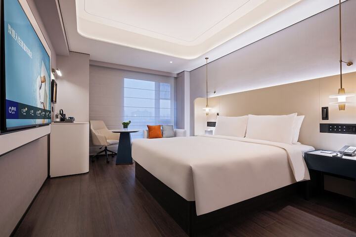 Room 10 of 32